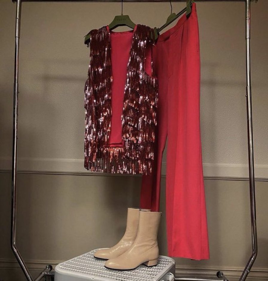 harrybeingsexy's tweet photo. harry styles’ love on tour outfits — a thread https://t.co/AiCVlUnvjc
