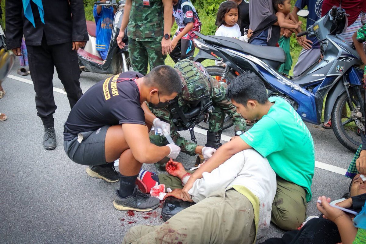 why_thahan's tweet photo. 🪖ทหารช่วยเหลือประชาชนประสบอุบัติเหตุ🚨วันที่ 11 ก.ย.64 ชุดสันติสุขที่ 408 ร่วมกับ ฉก.ทพ.46 ช่วยเหลือ นายไซอิดีและภรรยา ประสบอุบัติเหตุขับขี่รถจักรยานยนต์ ชนวัว บริเวณบ้านทุ่งบาโง อ.รือเสาะ ซึ่งนายสิบพยาบาลได้ดำเนินการปฐมพยาบาลนำส่ง รพ.รือเสาะ จ.นราธิวาส

#ทหารมีไว้ทำไม https://t.co/bLcHcmp5xb
