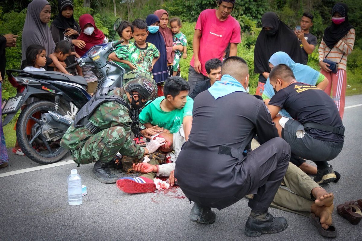 why_thahan's tweet photo. 🪖ทหารช่วยเหลือประชาชนประสบอุบัติเหตุ🚨วันที่ 11 ก.ย.64 ชุดสันติสุขที่ 408 ร่วมกับ ฉก.ทพ.46 ช่วยเหลือ นายไซอิดีและภรรยา ประสบอุบัติเหตุขับขี่รถจักรยานยนต์ ชนวัว บริเวณบ้านทุ่งบาโง อ.รือเสาะ ซึ่งนายสิบพยาบาลได้ดำเนินการปฐมพยาบาลนำส่ง รพ.รือเสาะ จ.นราธิวาส

#ทหารมีไว้ทำไม https://t.co/bLcHcmp5xb