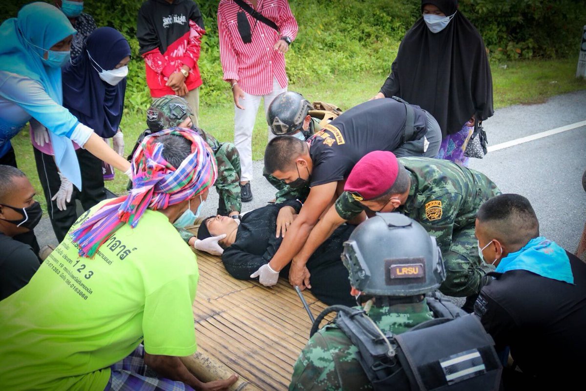 why_thahan's tweet photo. 🪖ทหารช่วยเหลือประชาชนประสบอุบัติเหตุ🚨วันที่ 11 ก.ย.64 ชุดสันติสุขที่ 408 ร่วมกับ ฉก.ทพ.46 ช่วยเหลือ นายไซอิดีและภรรยา ประสบอุบัติเหตุขับขี่รถจักรยานยนต์ ชนวัว บริเวณบ้านทุ่งบาโง อ.รือเสาะ ซึ่งนายสิบพยาบาลได้ดำเนินการปฐมพยาบาลนำส่ง รพ.รือเสาะ จ.นราธิวาส

#ทหารมีไว้ทำไม https://t.co/bLcHcmp5xb