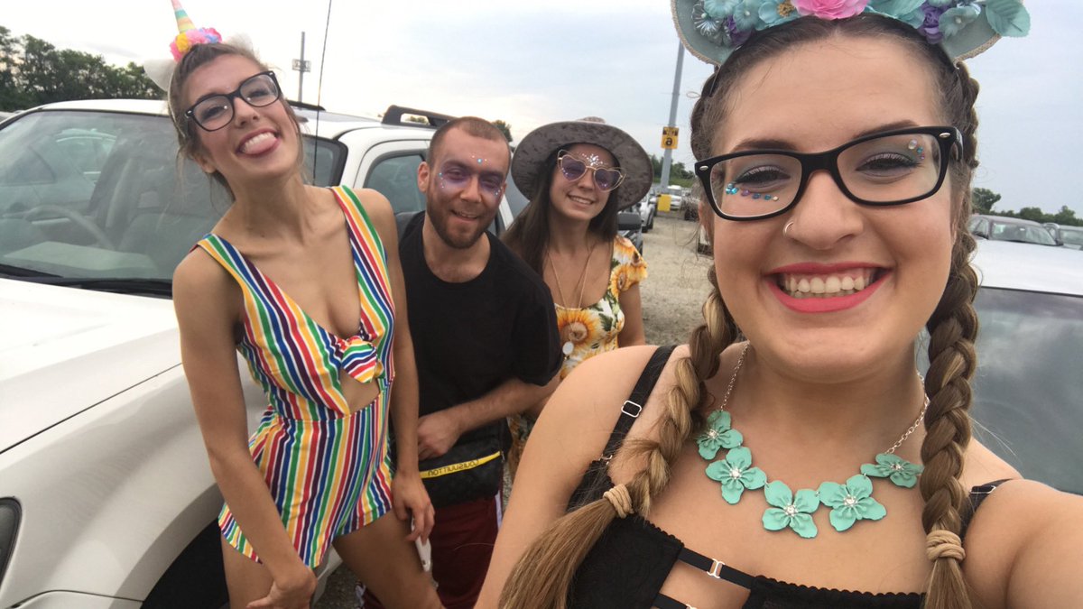 its_ChattyCathy's tweet photo. @KeshaRose my sisters, and Hunter and I saw you in July 2018 and had the best night. He recently passed, and we’re here to see you in his honor tonight. My sisters is having an asthma attack at first aid, we are hoping we can make it back in time:( https://t.co/lY3l3HnIGX