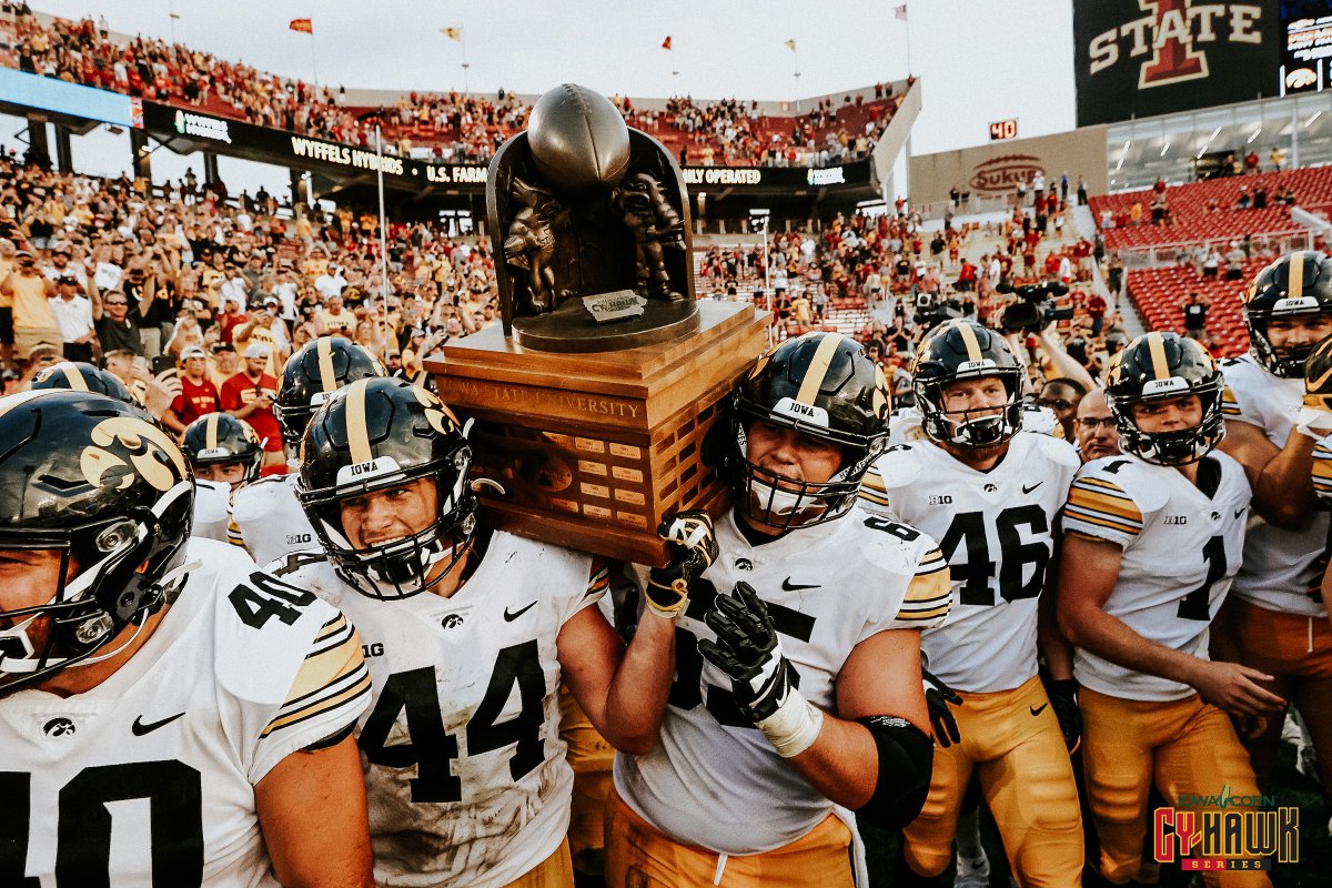TheIowaHawkeyes's tweet photo. Cy-Hawk Saturday. 

⚫️ @HawkeyeFootball - W
🟡 @IowaVolleyball - W 

#Hawkeyes x Iowa Corn Cy-Hawk Series https://t.co/Vsbt8DPi5z