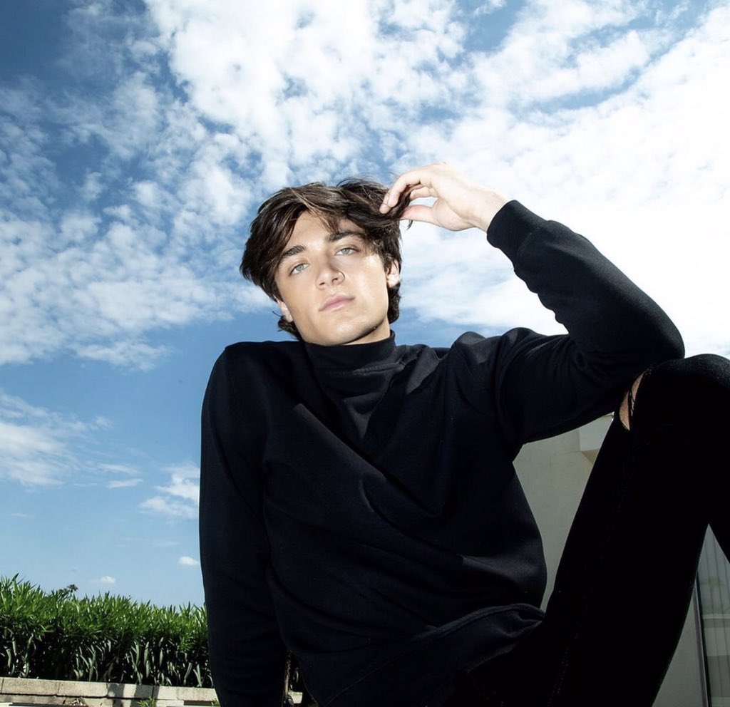 ALovers2020's tweet photo. He is so Cute and The best outfit ever OMG @asherangel #AsherAngel https://t.co/DRnnAXvWhb