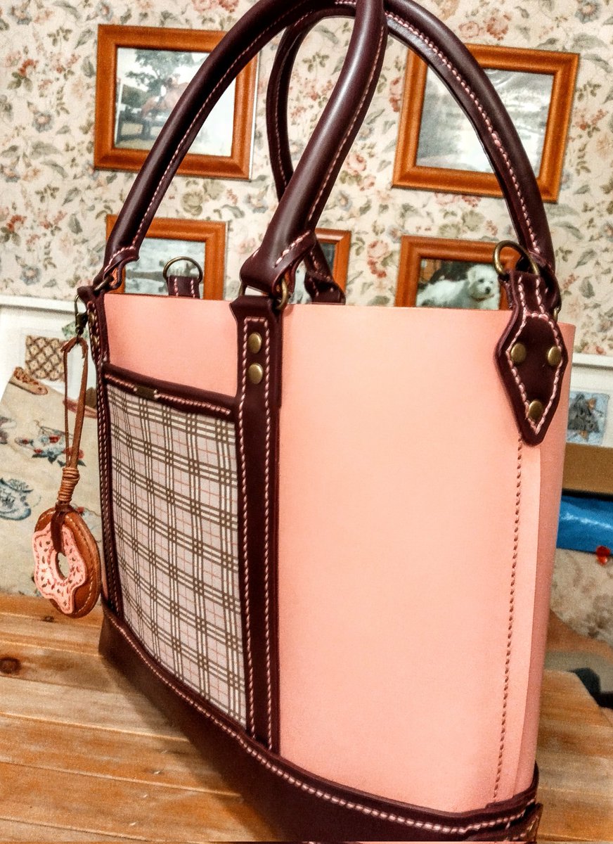 zentangle_club's tweet photo. Over the moon with myself. Finally finished making my #perfectpinkbag #epileather #handmadeleatherbag #corterleather #pinkleatherbag #bagcharm #rolledhandles #beautifulpinktote #happy #learnsomethingnewduringcovid #leathercraft #handmade #wicklowleathergoods #wicklowleatherworx https://t.co/IgzxDt6Meg