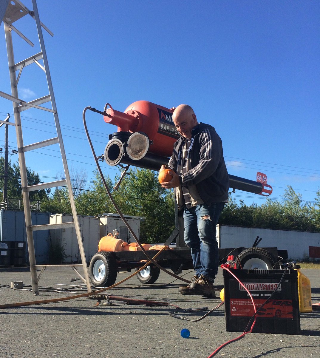 gadgetMDA's tweet photo. Pumpkin fling https://t.co/lEaK0vN2Cu