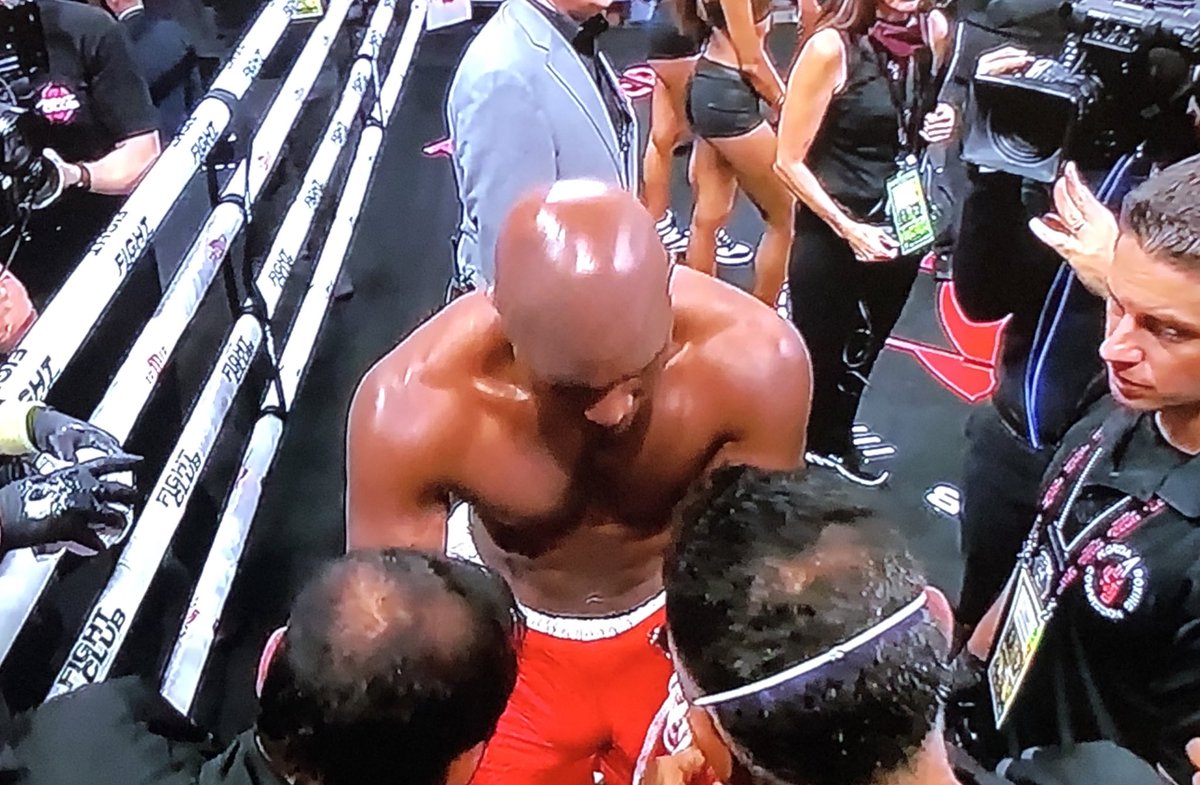 camilo_zamora's tweet photo. Espectáculo triste; a juicio personal. Pero claramente el dinero está sobre la mesa y ex glorias del deporte arriesgan su integridad física en estos ‘eventos’. Árbitro detiene el combate y Belfort vence a Holyfield por KOT #belfortholyfield https://t.co/LLGqIaWqrj