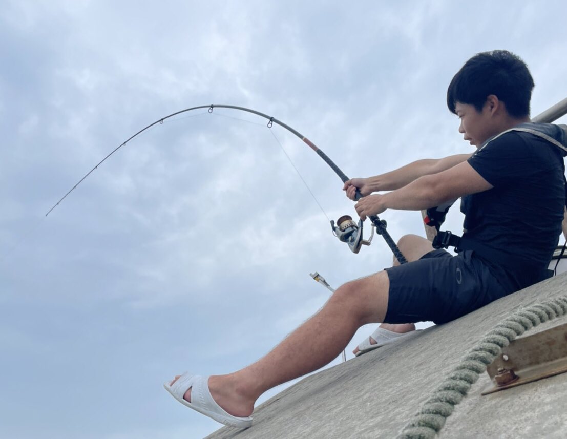 97fishingplanet's tweet photo. 念願の初GT！！ついにやりました。
震えが止まらん、この瞬間を待ってた。😭😭🎉🎉
どれだけ時間をかけてお金もかけて釣れない釣行も悔しいバラしも超えて工夫を重ねてきたか。

GT(ロウニンアジ)
36.85kg     
126.2cm
7月2日　小潮
タックル情報はコメント欄に記載！ https://t.co/BiTw61d1DL