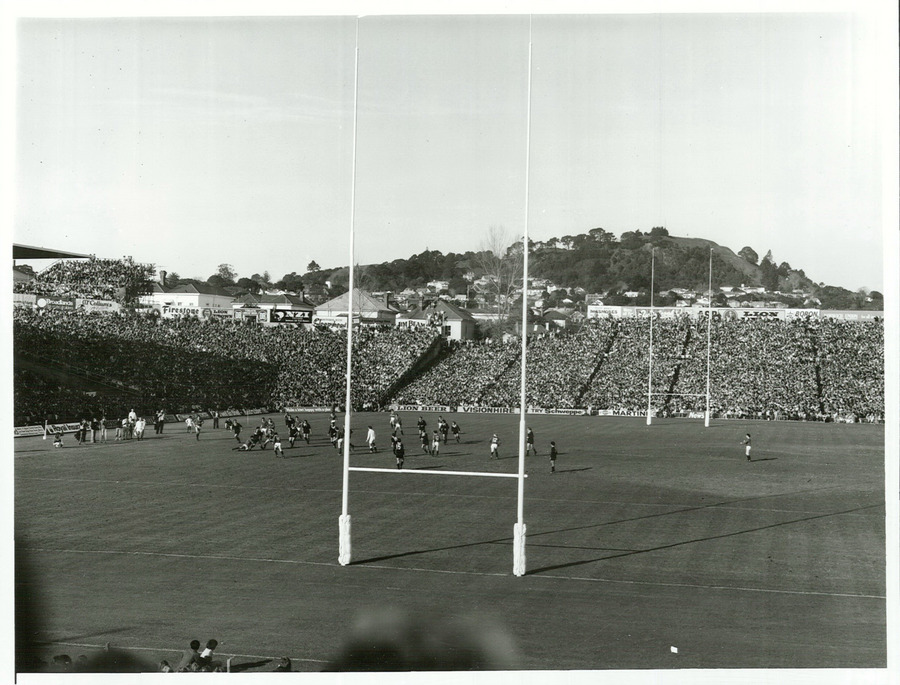 TweetTheTour's tweet photo. 🏉KICK-OFF: 

The third and deciding test between the @AllBlacks &amp; @Springboks is underway.

📻"Looking at the match today, there’s no sure way of predicting the outcome. Both previous tests have been completely different."

📸(1977) https://t.co/f5aXsZufpy @ArchivesNZ https://t.co/jxzLuLMiwe