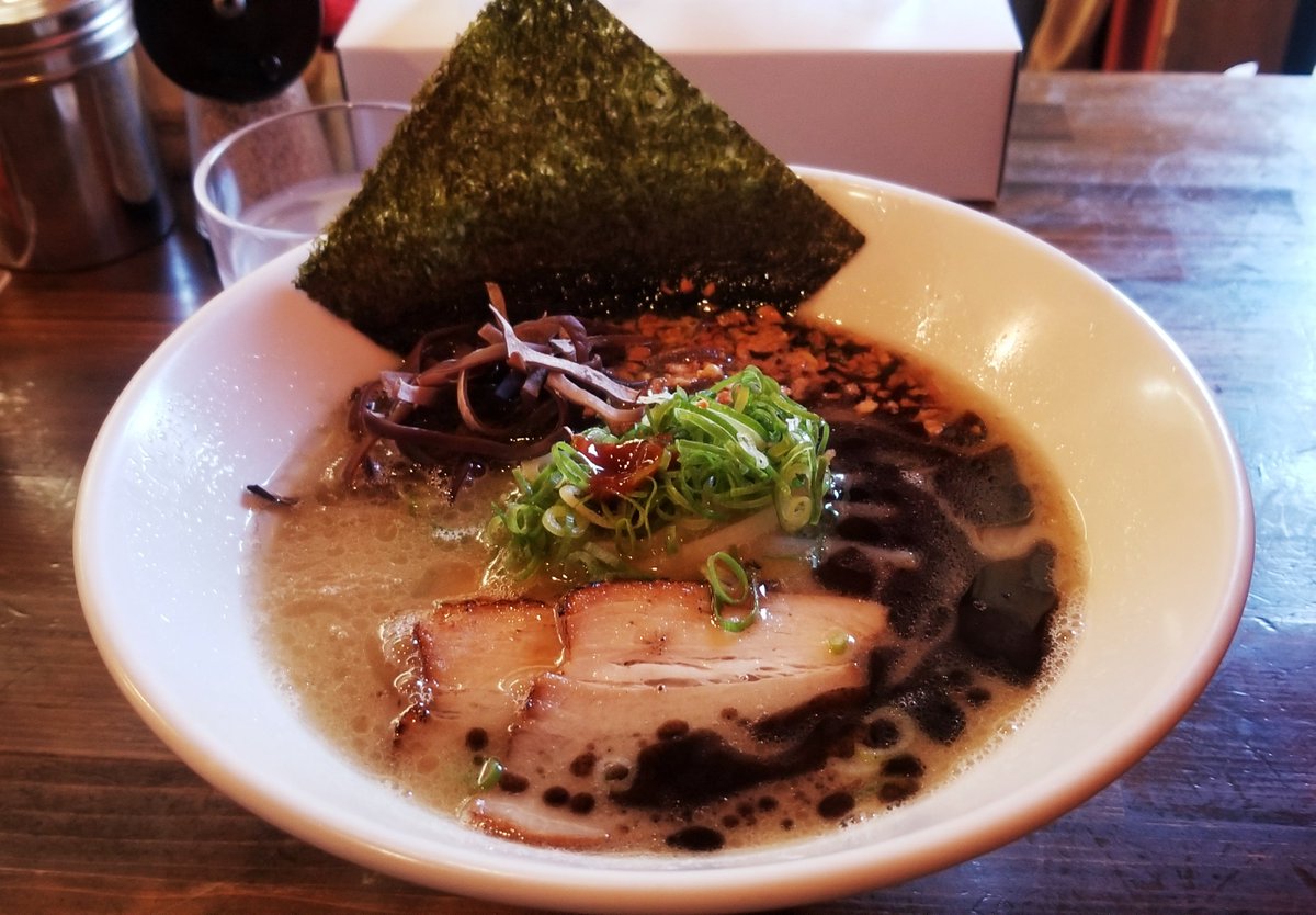 作中加藤さんたち(とあのふたり)が訪れた麺の小やまさん🍜
玉名ラーメンはこってりイメージありますが、ここはあっさりめで優しい味😋どれだけでも入りそうでした✨
写真は黒のラーメン→金のラーメン→白のラーメン🍜
どれを選んでも間違いない美味さでした🤤✨
#私のMT #今日D 