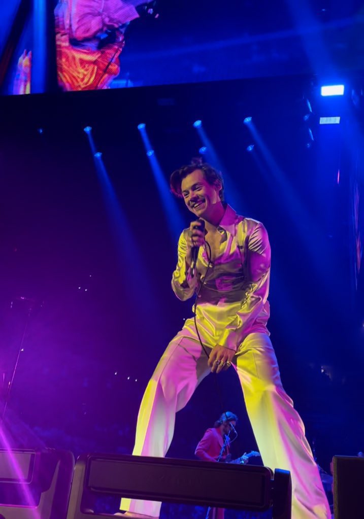 harrysbrasil's tweet photo. #LoveOnTourDallas 💙✨ 
via: selftitled https://t.co/WU4MHJL84I