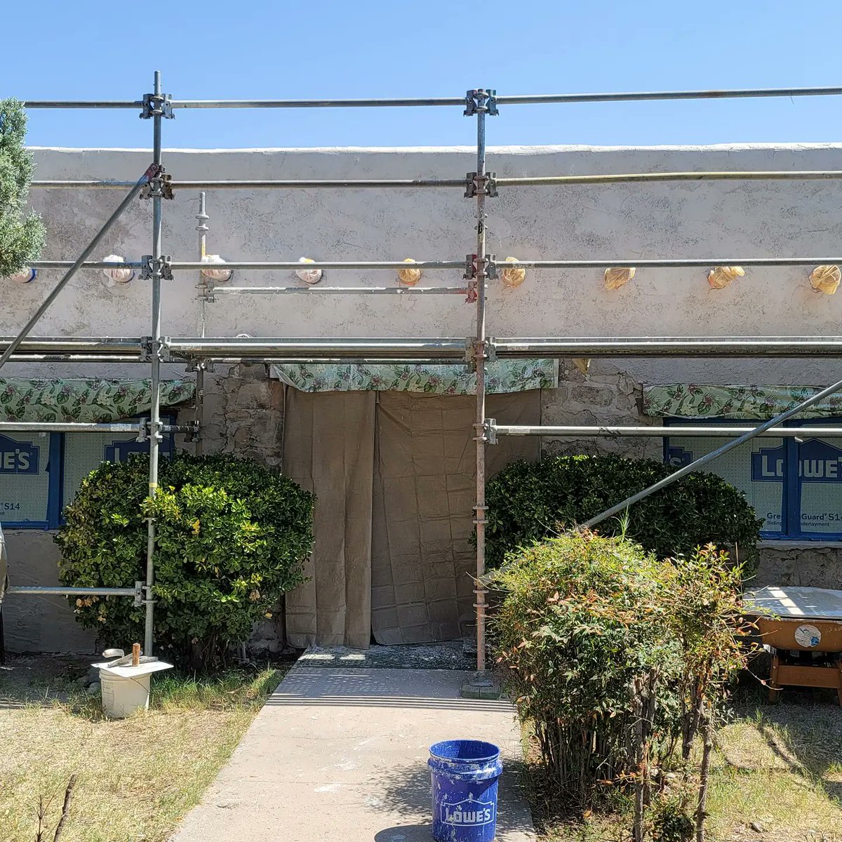 ea_markle's tweet image. Here it is all whitewashed and the rough coat plaster on the front just like in the historical photos.