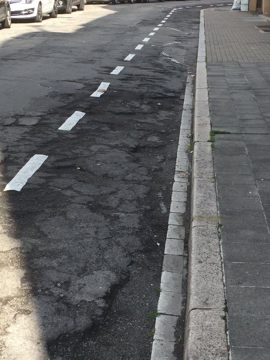 Die wahrscheinlich knubbeligste Velopiste der Welt. - Kein Problem dass die Fussgängerzone in Esch/A Fussgängern vorbehalten ist, es gibt ja #bikehighways 🤪<a href="/EschBiken/">Esch Biken</a> @ProVelo_lu <a href="/CyclistSiggy/">🚴‍♂️ Siggy the Cyclist 🇱🇺</a> <a href="/Esch_2022/">Esch2022</a> @villedesch (the latter doesn’t exist but should)