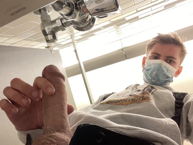 retweet if you&rsquo;d meet me in the bathroom 👀 https://t.co/g9KrUzqPIH