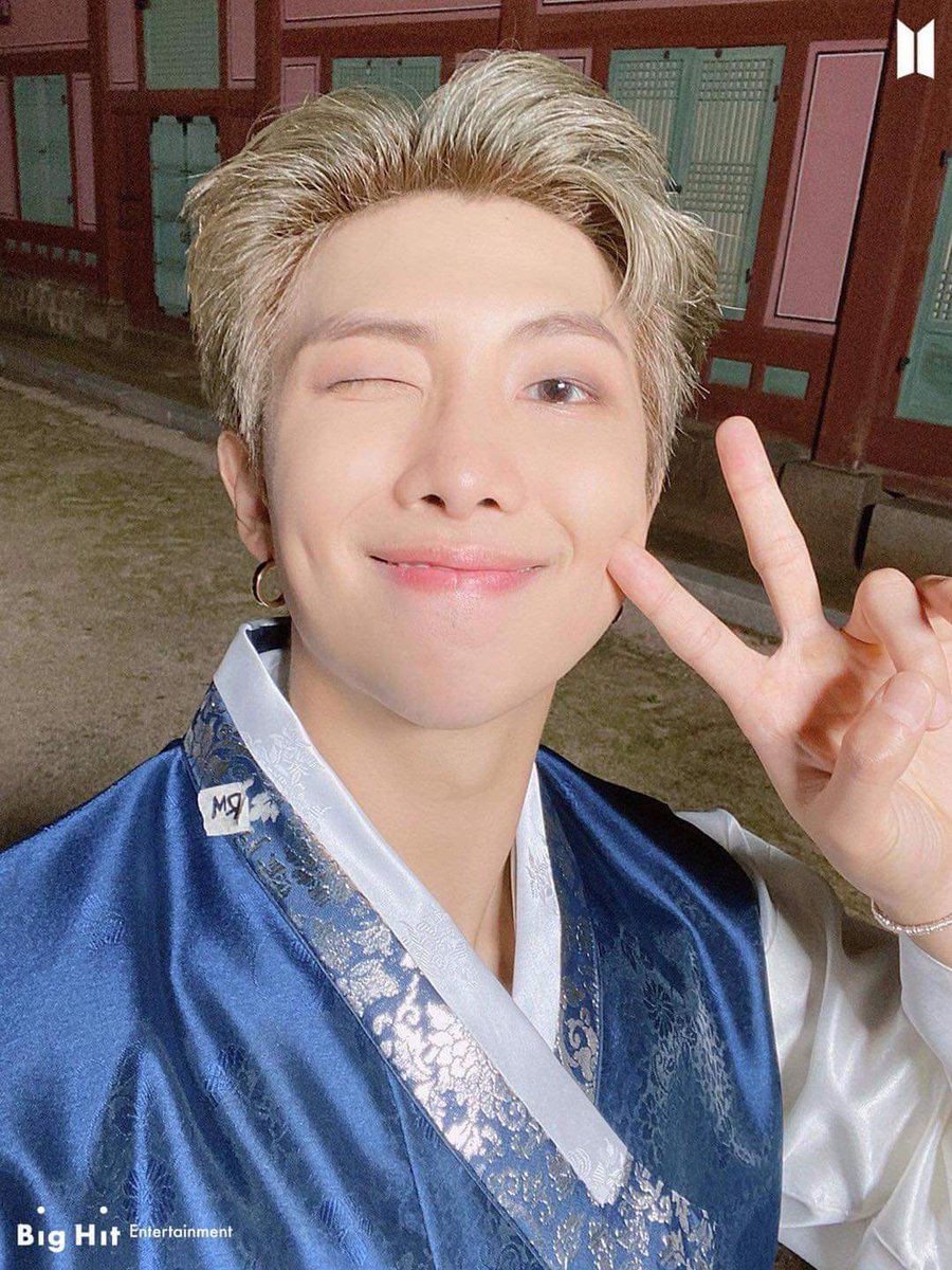 KQuynhtae's tweet photo. #남준이의_아름다운_28th_생일 @BTS_twt
#남준이의_아름다운_28th_생일
#OuRMoonchild 
#HappyNamjoonDay 
#WeLiveSoWeLoveNamu 
Mãi là niềm tự hào trong em ko bao h phai☺️🙆 thật sự an tâm khi RMonie là captain của con thuyền mang tên Ami. Cmsn anh tuổi mới thật đẹp 😘 https://t.co/P5Gy6WKIA4