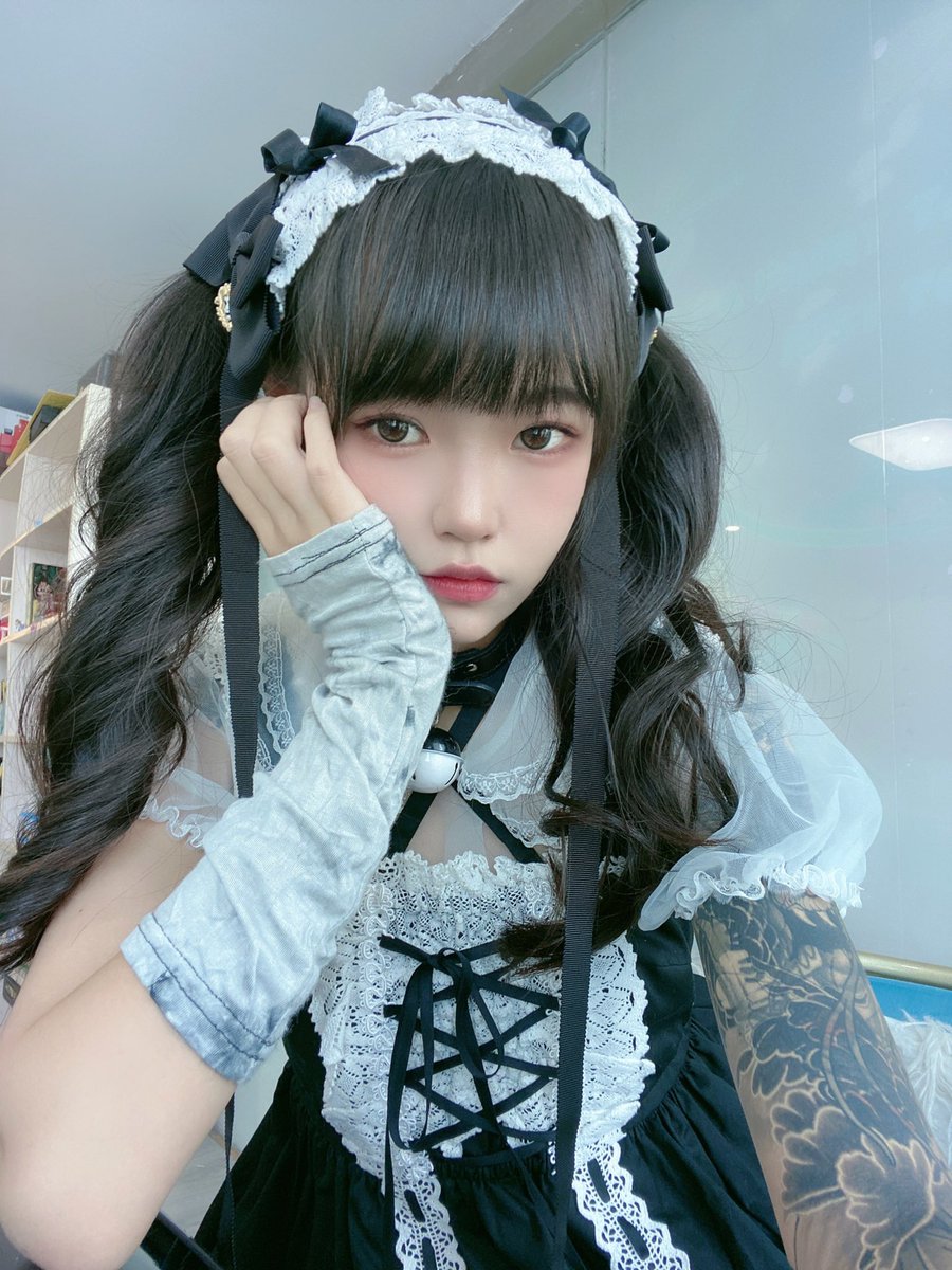 ZWS2002's tweet photo. 小蓝鸟🐦还是很让人觉得放松的
刷刷涩图，看看美女
也没有道德标兵过来指摘
每天都很开心～ https://t.co/ODXLaW5qGt