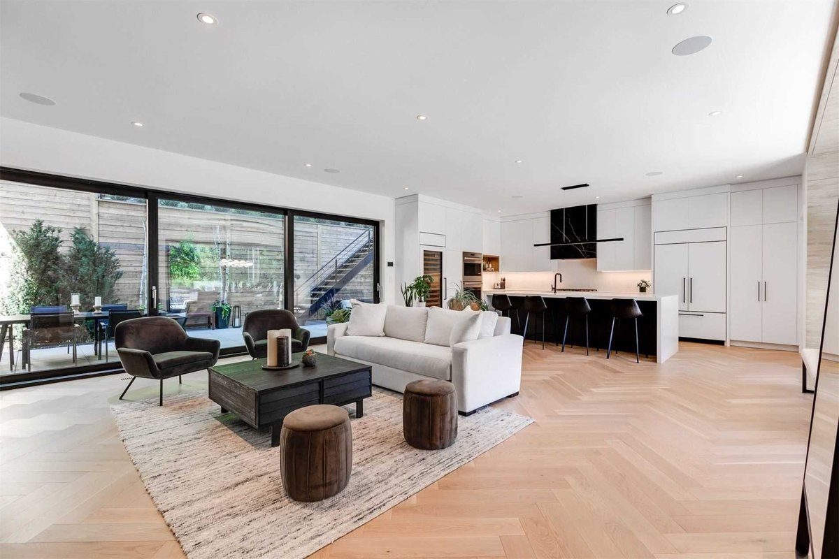 MgbBuilding's tweet photo. We're still dreaming 🌙  of this completed project on Ellis Park. Take a look at some of the after photos! ✨ #CustomHome #TorontoHome https://t.co/qI1PdHfJga