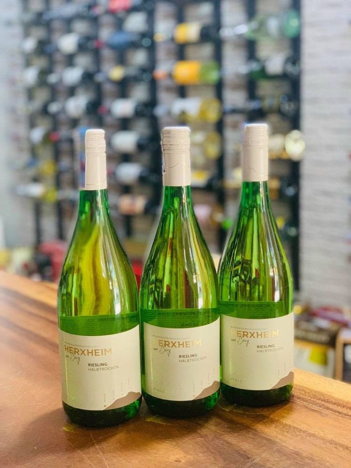 o_khau's tweet photo. 🇩🇪 Have you tried #Riesling Germany - the No. 1 white wines?

⭐390k/bottle - 1 liter 
⭐BUY 5 BOTTLES + 1 FREE 

♨Delicate taste of green apples with the smell of vanila, honey and sharp sourness, the subtle feeling spreading in the mouth is not seen in any other wines. https://t.co/Ja8s5MxkLa