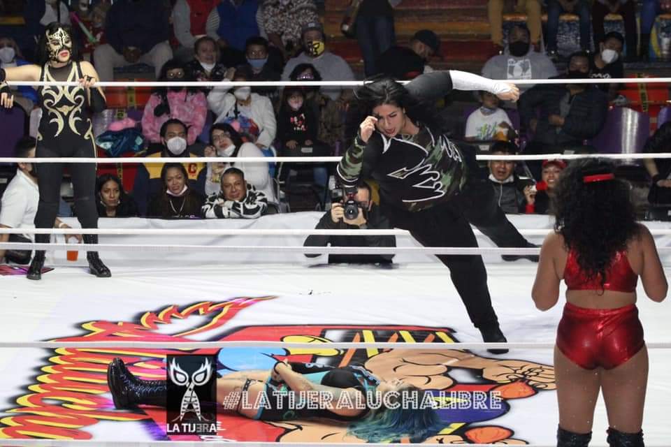LaTijeraLucha's tweet image. En una lucha de ida y vuelta en relevos atómicos femeniles, el triunfo es para la potencia de @goyakong87 @lamasbonitacmll #MissDelicious #Krissta que se brindaron de forma espectacular y doblegaron a #DiosaQuetzal #ReinaDorada, #Artemis y a la regia número uno @Sexydulceg que...