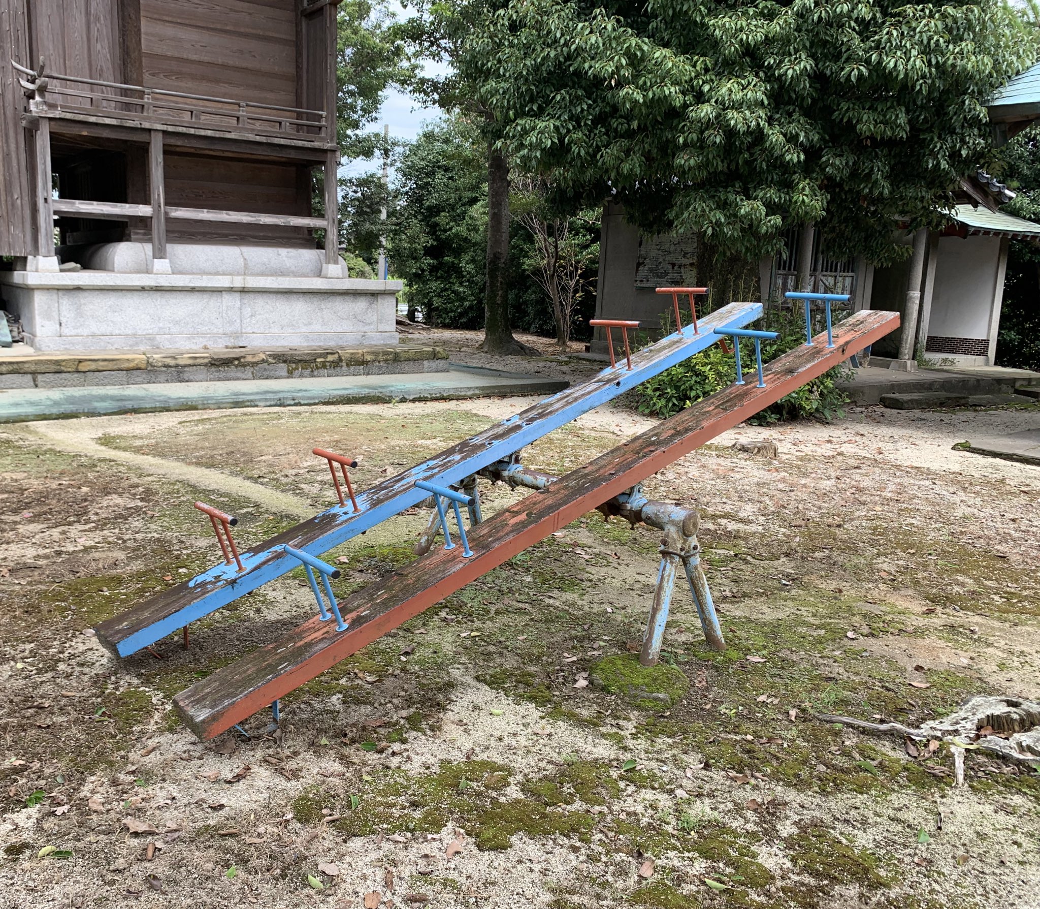 回旋塔マルフク辺鄙な地 おまけにロープで括られて使えないようになったブランコも 安全措置でしょう T Co C10qjtxc0x Twitter