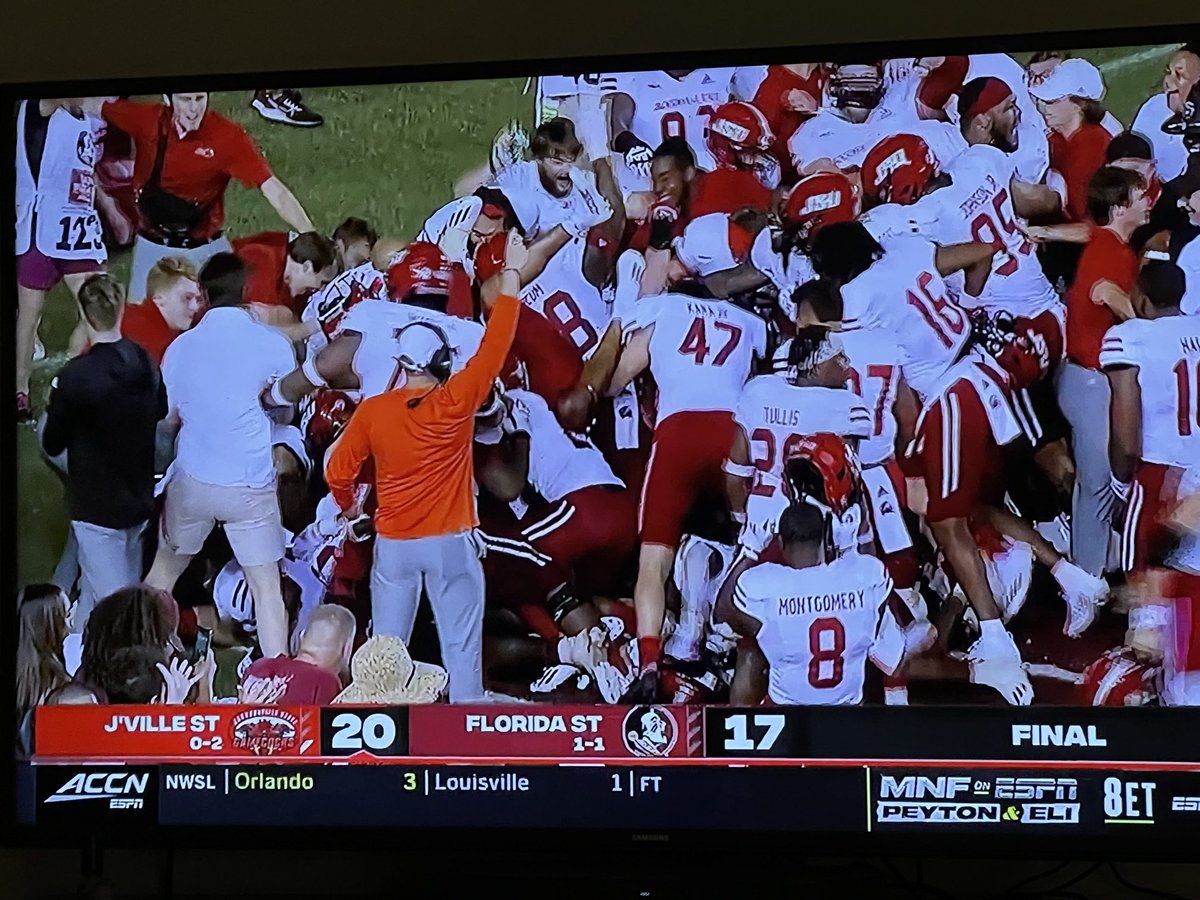 askjimmycarter's tweet photo. Alabama’s little Jacksonville State just shocked Florida State with a Hail Mary !  Just happened to catch it WOW https://t.co/R24T1AaQAz