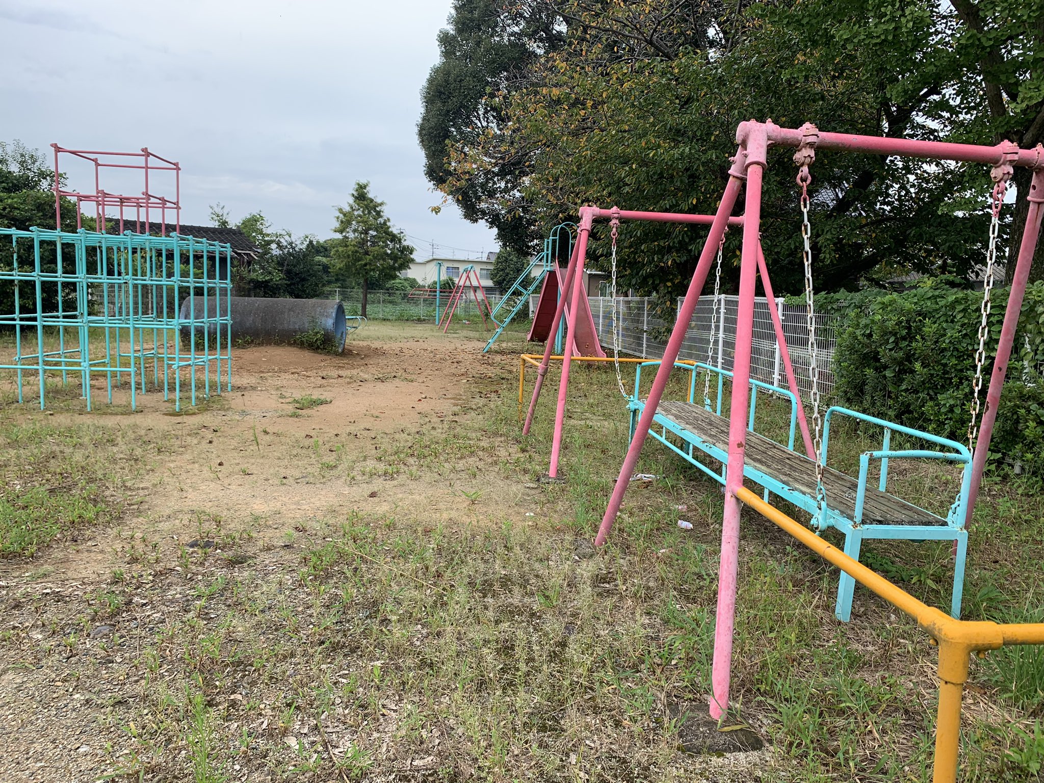 回旋塔マルフク辺鄙な地 回旋塔の写真です 1枚目は全体 2枚目は回転部分に座ったところ 3枚目が上にある可動部 4枚目は回旋 塔に構えていた蜘蛛を撮ったつもりです 実際に体験しないと危険だということは分かりにくいものですね 鉄の塊をぶん回した