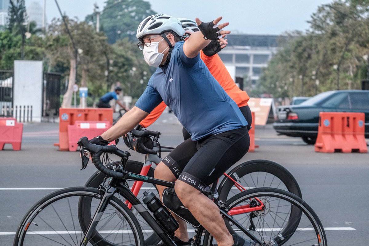 Pagi ..
Menurutmu yang meningkatkan imun itu isteri atau sepeda? Atau <a href="/masbams70/">Bambang Susanto</a> .. gaessss. ??
Yang jelas isteriku itu meningkatkan iman….
Kekekekek…
#sehatselalu #tertawaitusehat #isteriituimun #gusami #gusmuhaimin