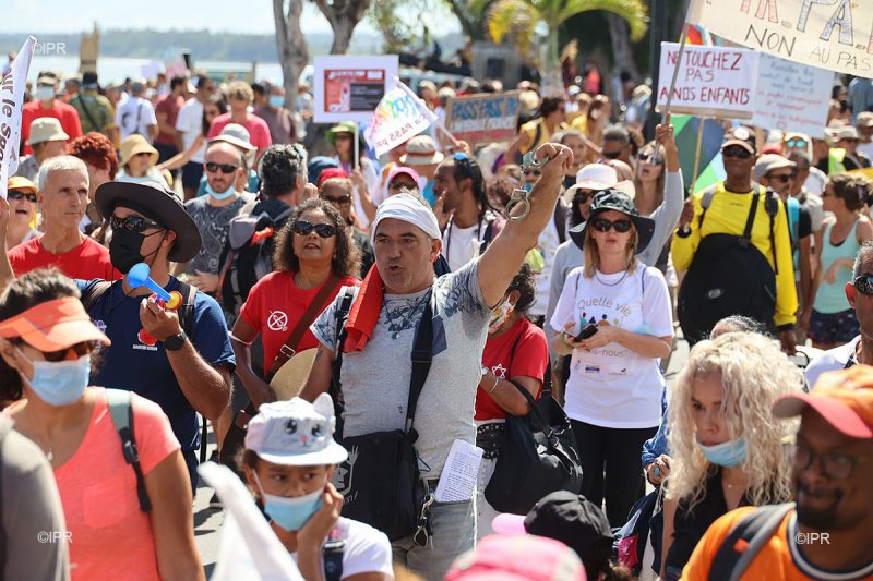 DavidMETE974's tweet photo. Manifestation antipass-antivax à St-Paul de La Réunion le 11/09. Ad nauseam. Consternation face à tant de bêtise et à un tel niveau d’infamie. Inacceptable, injustifiable. Toute notre compassion et notre sympathie aux victimes de la Shoah et à leurs proches. https://t.co/2SnERcw94C