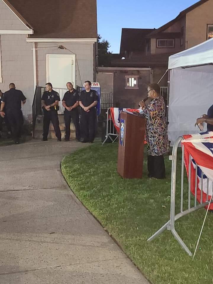 DlJordan4's tweet photo. 20 years later...still the effects of 9/11 are everlasting in the hearts and minds of the entire world.
9/11 is a time that we remember each year-- for it is a time of great emotional pain but also a time of love and bravery.
#Warbasse #Sgpd #AsserLevyPark
#MayWeNeverForget https://t.co/CQR9Q2EbB1