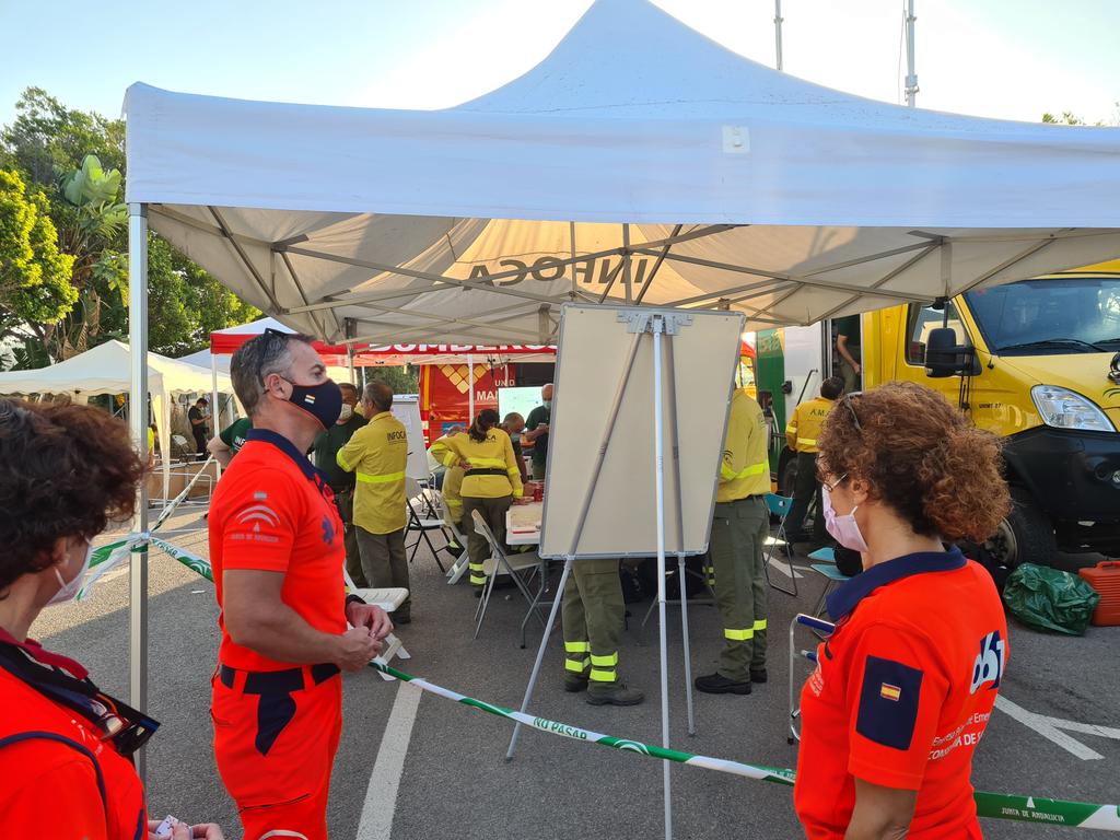 fayusob's tweet image. Comienzan labores de evacuación de #Jubrique en el incendio de Sierra Bermeja. Fundamental el excelente trabajo de coordinación entre diferentes instituciones. Gracias al personal sanitario por su entrega y profesionalidad. #EPES 061, #DCCU Ronda y Estepona. #RTU y #DYA.