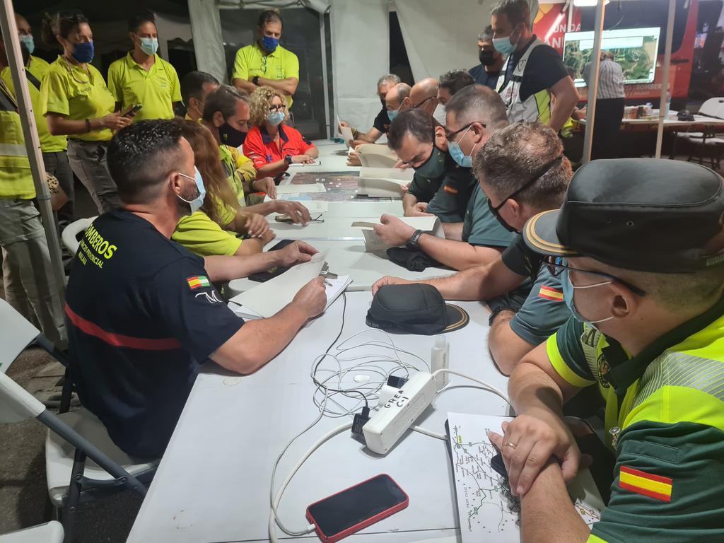 fayusob's tweet image. Comienzan labores de evacuación de #Jubrique en el incendio de Sierra Bermeja. Fundamental el excelente trabajo de coordinación entre diferentes instituciones. Gracias al personal sanitario por su entrega y profesionalidad. #EPES 061, #DCCU Ronda y Estepona. #RTU y #DYA.