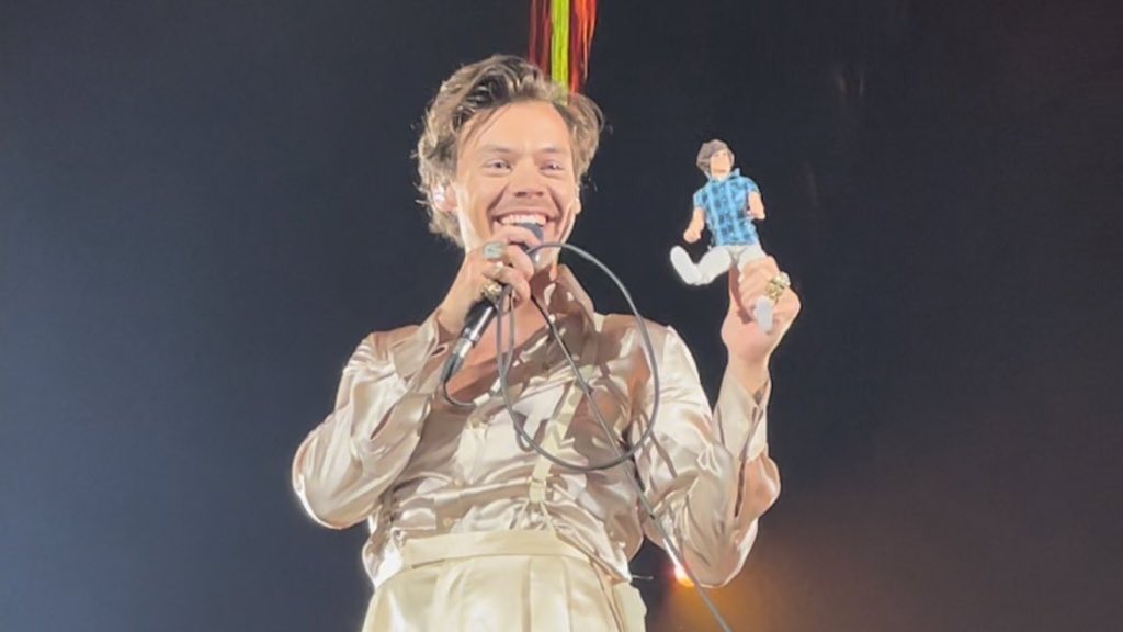 L4NDORRY's tweet photo. dallas really got cowboyrry, harry picking up his doll AND him singing happy birthday to fans. you’ve won. #LoveOnTourDallas https://t.co/t1T6pFocqi