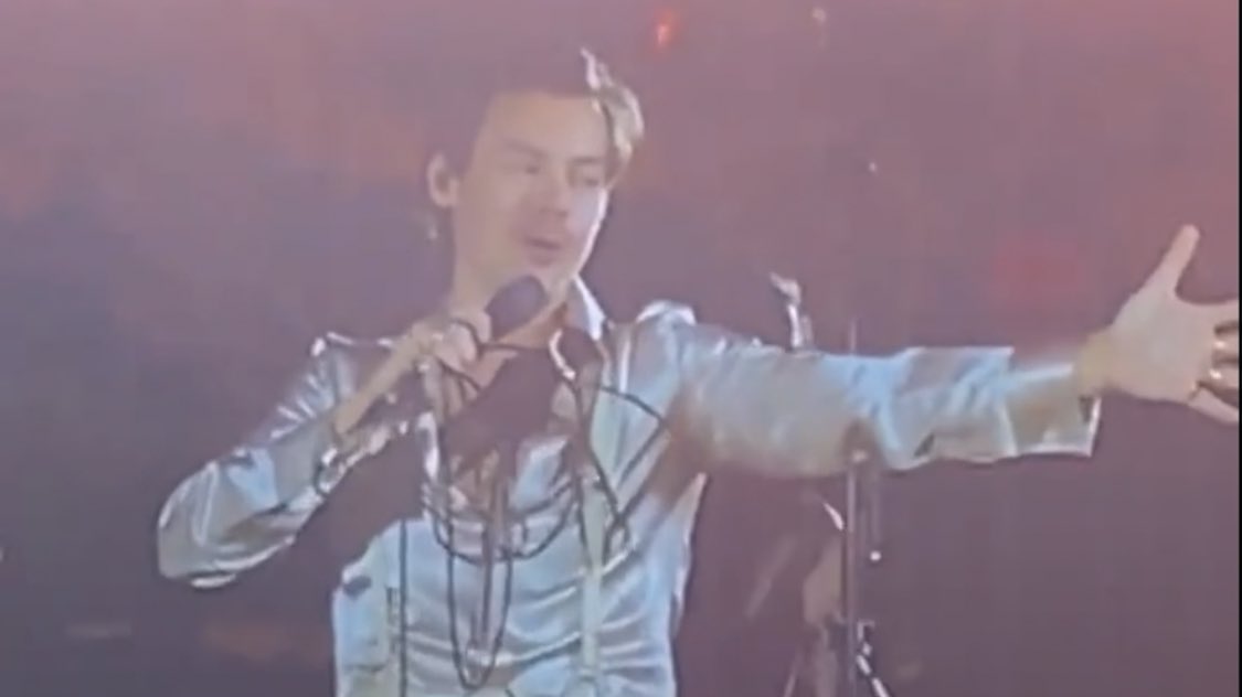 L4NDORRY's tweet photo. dallas really got cowboyrry, harry picking up his doll AND him singing happy birthday to fans. you’ve won. #LoveOnTourDallas https://t.co/t1T6pFocqi