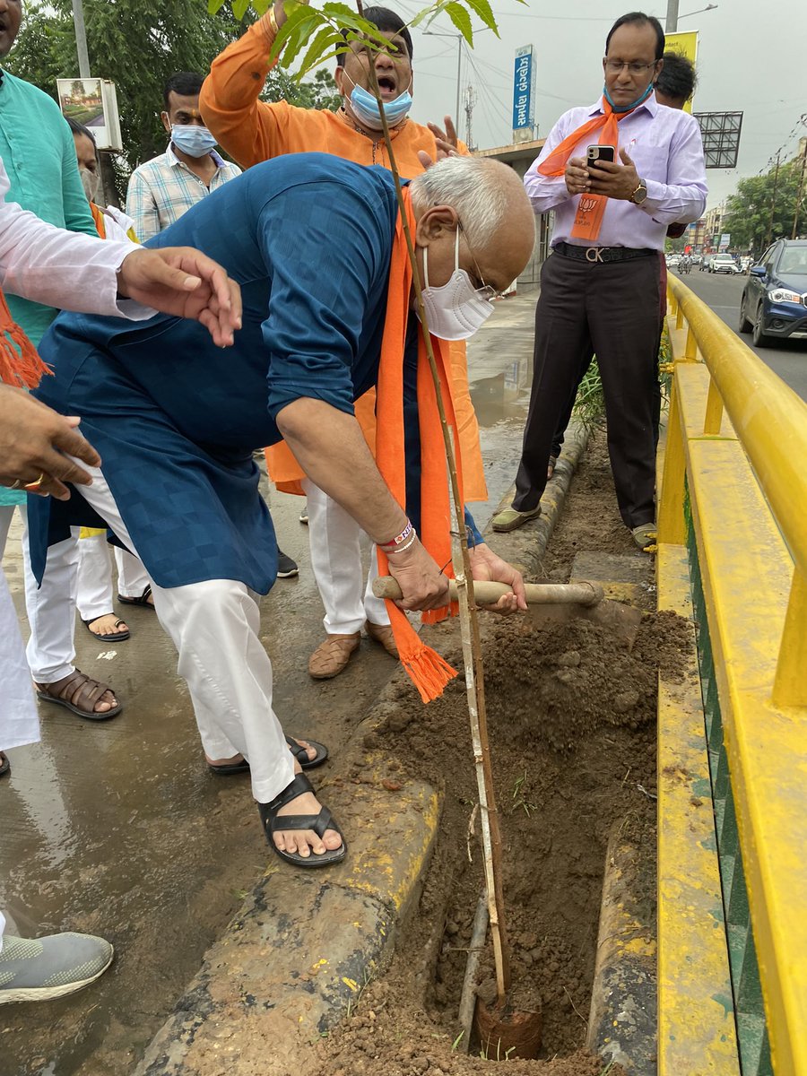 Bhupendrapbjp's tweet photo. આજે મારા મતવિસ્તારના બોપલ ખાતે વૃક્ષારોપણ કાર્યક્રમમાં હાજરી આપી હતી.આ પ્રસંગે કર્ણાવતી મહાનગર મંત્રી શ્રી @PragneshpatelPB જી,AMTS સભ્ય શ્રી વિનોદભાઈ પટેલ,વોર્ડના કાઉન્સિલરશ્રીઓ તથા સંગઠનના હોદ્દેદારો ઉપસ્થિત રહ્યા. https://t.co/XES14LKkk0