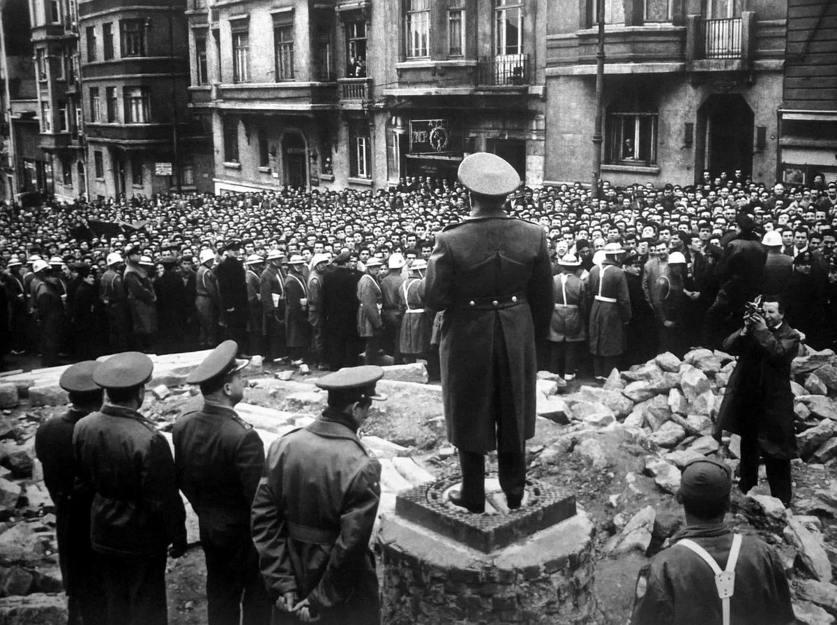 reddseyirdefter's tweet photo. öldürüldüler, idam edildiler, işkence gördüler, mahkum edildiler. anlaşılsalar, yaşasalar, mücadele verdikleri şeylere biraz yaklaşabilsek, hesaplaşabilsek daha güzel bir ülke olabilirdik. 
12.9.1980 https://t.co/rDkoKprDdY
