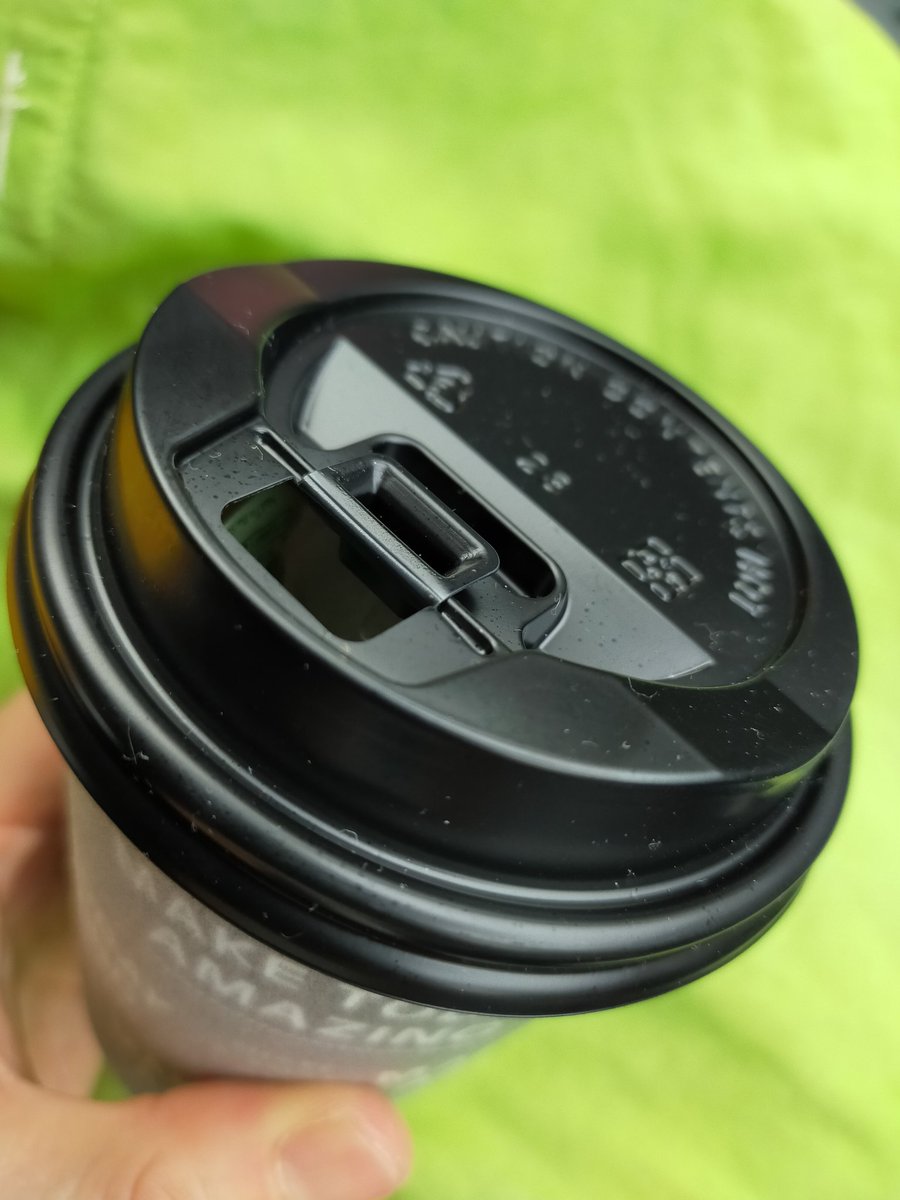 いいちこ On Twitter コンビニで買うコーヒーはフタをつけたままだと 香りを感じにくいですね なのでフタをとって飲みます 口当たりもプラスチック素材のせいか カフェなどで使われるカップに比べると コーヒー コンビニコーヒー Coffee