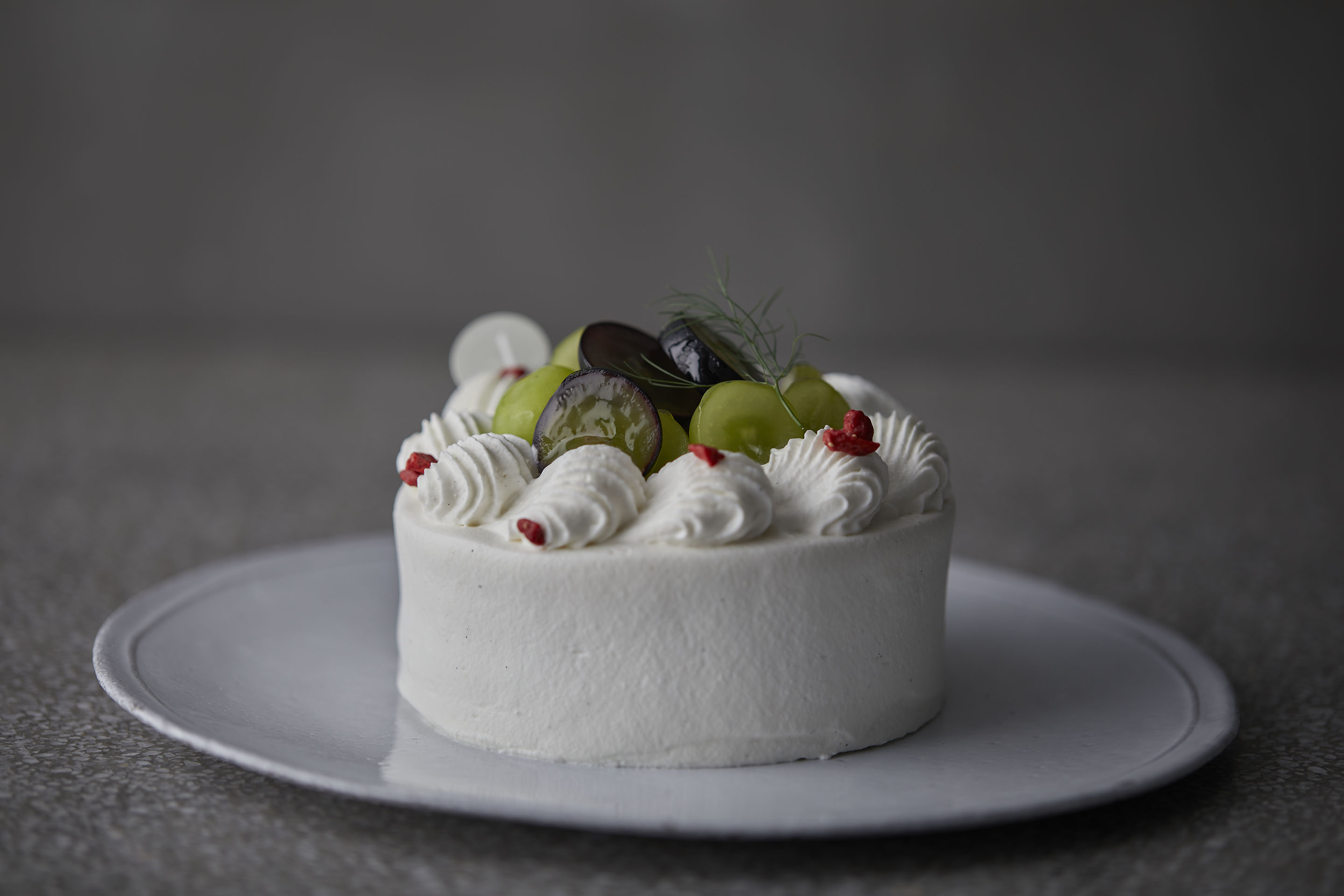 Patisserie Asako Iwayanagi ホールケーキのご案内 季節のショートケーキ ぶどう 旬のぶどうとコンポートをミルキーなクリームに合わせました ショートケーキ に合わせるフルーツが 桃 から ぶどう に切り替わりました ジューシーで甘い
