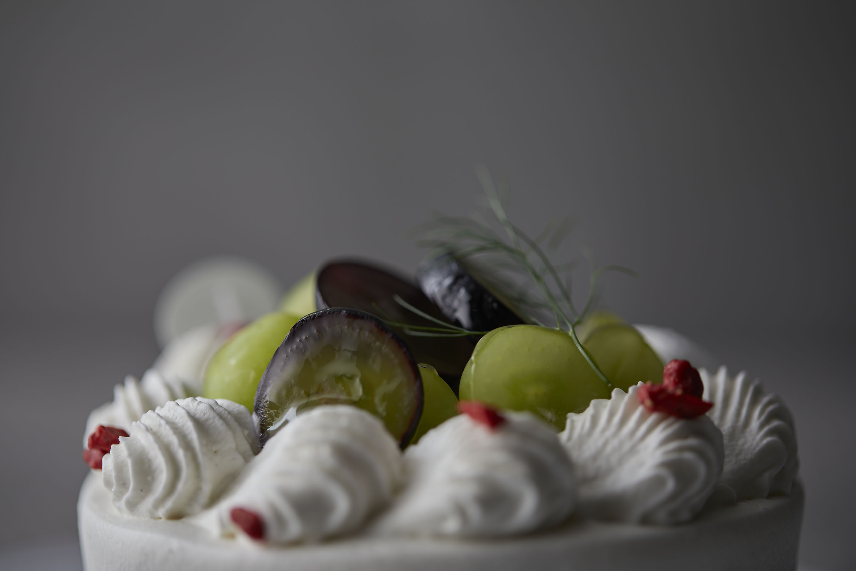 Patisserie Asako Iwayanagi ホールケーキのご案内 季節のショートケーキ ぶどう 旬のぶどうとコンポートをミルキーなクリームに合わせました ショートケーキ に合わせるフルーツが 桃 から ぶどう に切り替わりました ジューシーで甘い