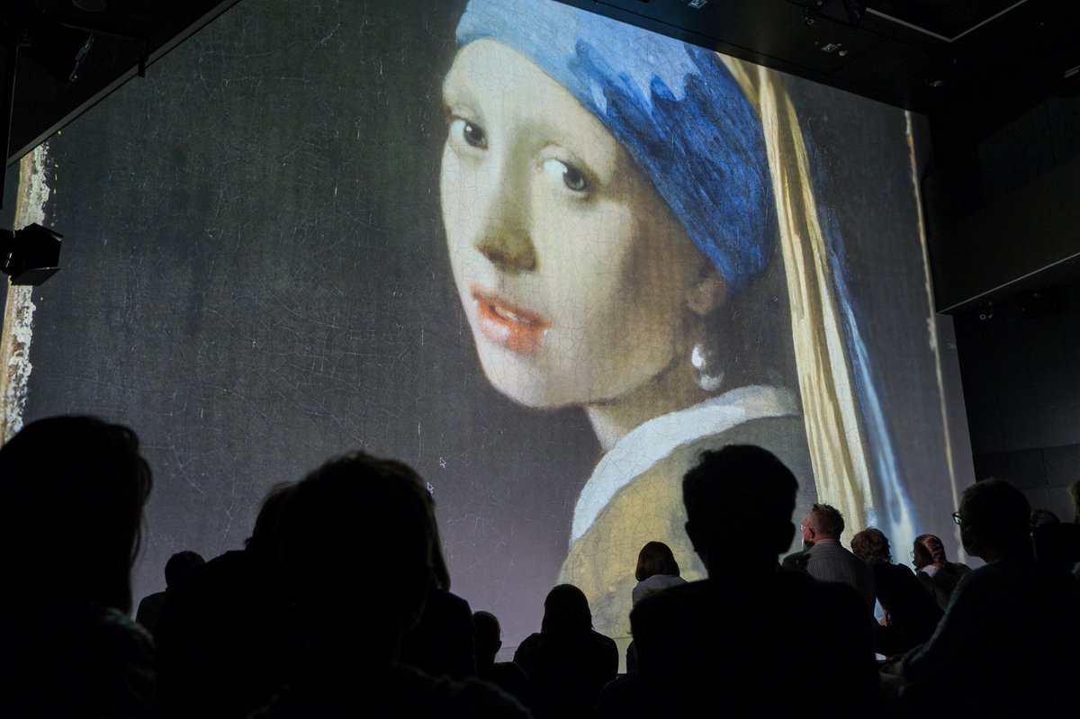 Johannes Vermeer’s masterpiece 'Girl with a Pearl Earring' in high-resolution at #DeepSpace8K 😍 #arselectronica21 ars.electronica.art/newdigitaldeal…