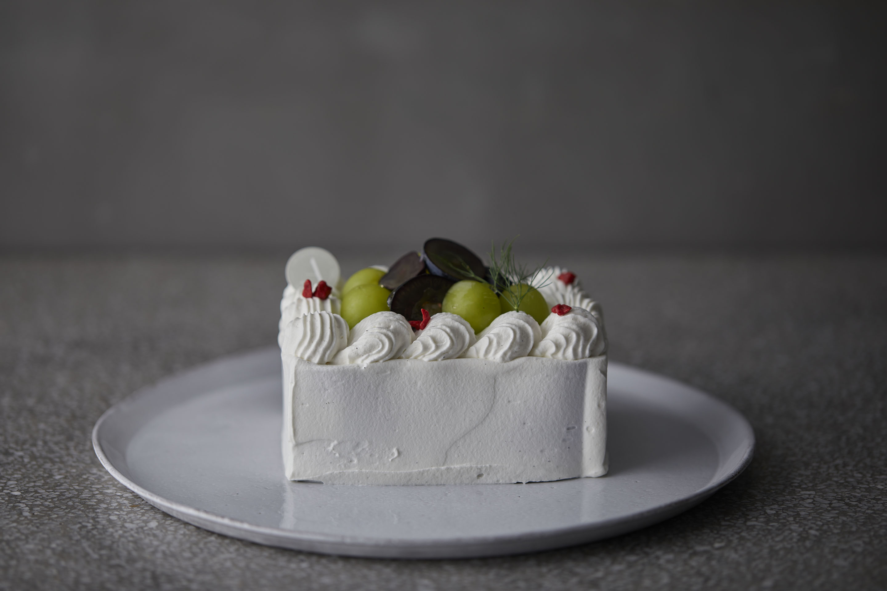 Patisserie Asako Iwayanagi ホールケーキのご案内 季節のショートケーキ ぶどう 旬のぶどうとコンポートをミルキーなクリームに合わせました ショートケーキ に合わせるフルーツが 桃 から ぶどう に切り替わりました ジューシーで甘い
