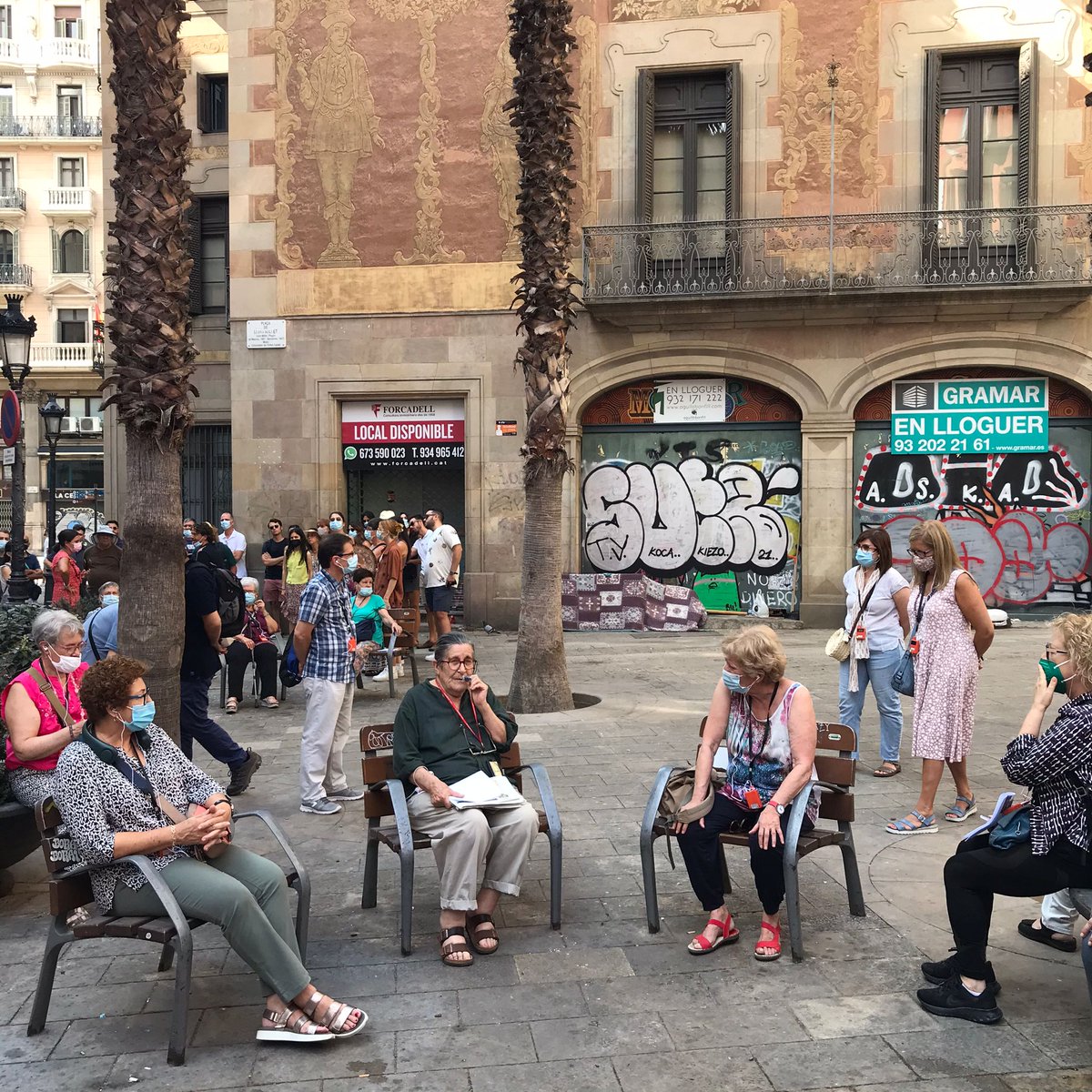 Ateneu_Memoria's tweet photo. L'activista veïnal #MariaMas ens explica aquesta història, no tan llunyana, al voltant del cas del #PalaudelaMúsica. Història que evidencià els estrets lligams entre la corrupció política i l'especulació urbanística. #PassejadaLaietanes https://t.co/1dQccHwKVs