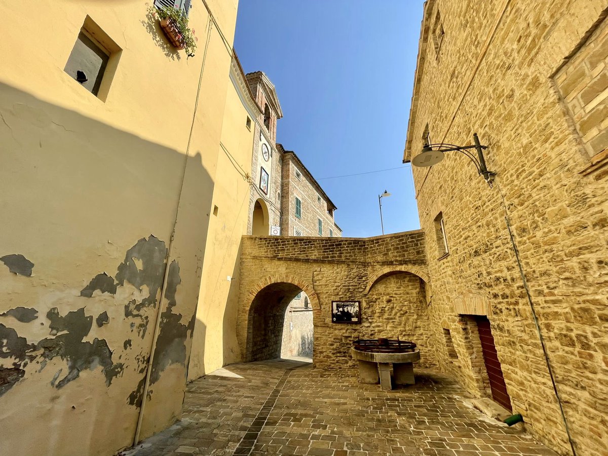 PGI_TV's tweet image. 🎥🔴 ℝ𝕚𝕡𝕣𝕖𝕤𝕖 𝕚𝕟 ℂ𝕠𝕣𝕤𝕠
📍𝗠𝗘𝗥𝗚𝗢
🏘 Sulle colline marchigiane, nell’area della Vallesina, sorge Mergo, incantevole borgo medievale.
#raccobtiamoilbelpaese
#mergo #ancona #marche #fiumeesino #marchestorie #borgomedioevale #castellomedievale #vallesina