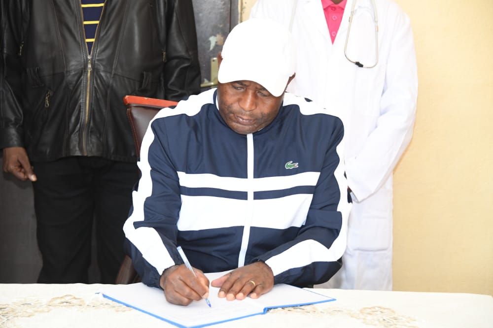 MilteBurundi's tweet photo. Ce samedi 11 Sept 2021, le Ministre @Déogratias @Miels participe  à l'inauguration de SE le Président de la République du 1er hôpital communal à Musigati de @BubanzaProv dans la politique de constuire un Hôpital ds chaque Commune. Cet hôpital a été construit par l'@ObuhaOffice. https://t.co/KKst7AdSQX