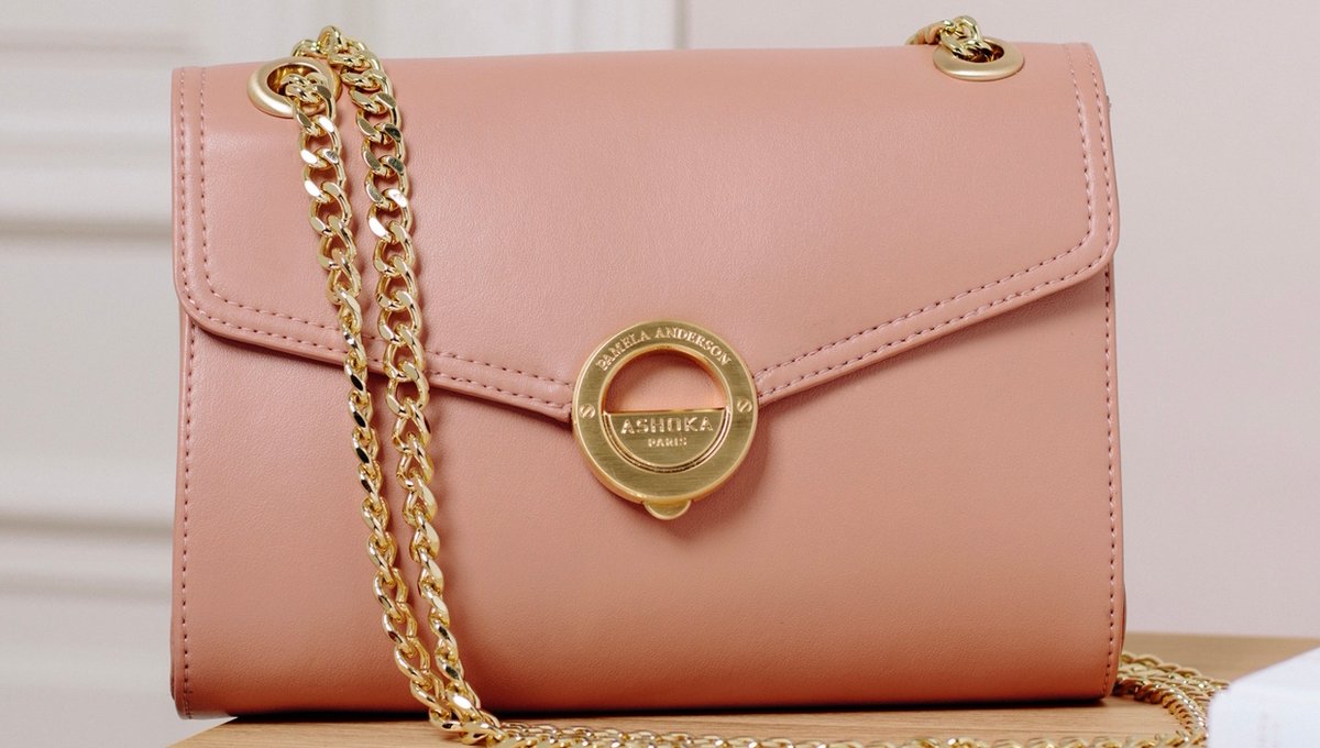 Le sac Pamela Pouch est le résultat de notre superbe collaboration avec la star et activiste Pamela Anderson.  
Petit spoiler : on vous prépare encore des surprises avec Pamela !✨⁠

#ashokaparis #pamelaanderson #pamelaandersonfans #vegan #sacvegan #appleskin #veganbags