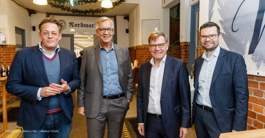 DietmarBartsch's tweet image. Gestern 100% gewaltloser (!), unblutiger (!), fairer (!) Schlagabtausch zwischen @KonstantinNotz @MarcoBuschmann @JoWadephul und mir beim #Politboxen in #Rendsburg mit dem legendären Henry Maske. Natürlich stiegen wir alle als Sieger aus dem Ring. 💪💪💪 #quatrell #triell #btw21