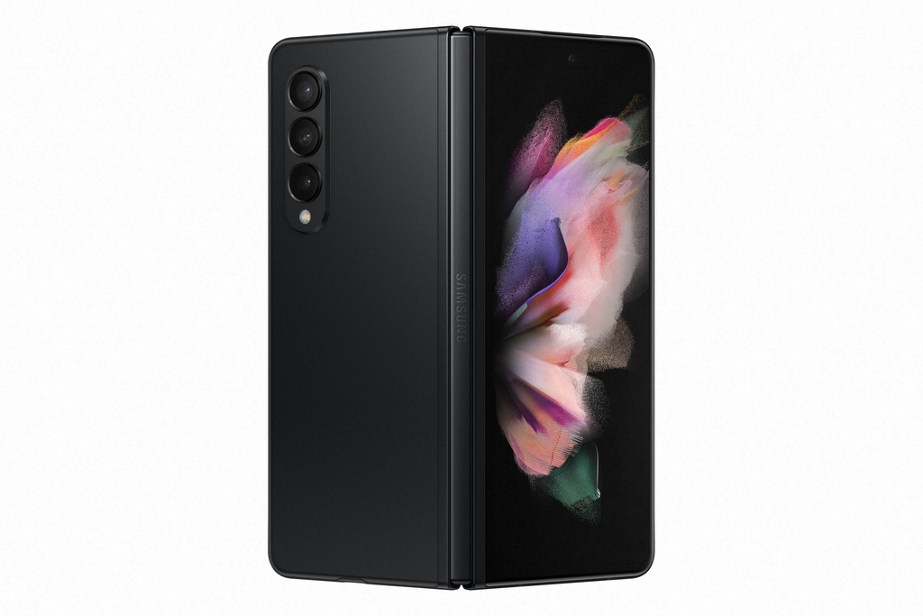 GNTECHAE's tweet photo. Samsung's Galaxy Z Fold 3 pre-orders are 8x compared to last year in the UAE https://t.co/0tL5vxtPAX https://t.co/0TqxXQ4LXX