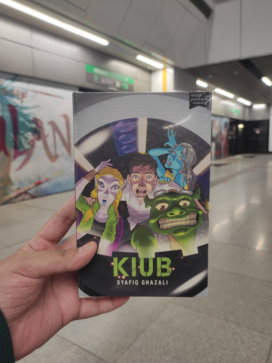 AinulTajul's tweet photo. Minta @KedaiFixi rekomen buku kelakar, dia tunjukkan buku #Kiub tulisan @syafiqghaz ni.
Dah lama tak baca novel. Lagipun ada promo #KeluargaFixi, dah lengkap 2 dos vaksin, dapat potongan harga RM10 (Buku Fixi sahaja). https://t.co/X7QWeiIV3w