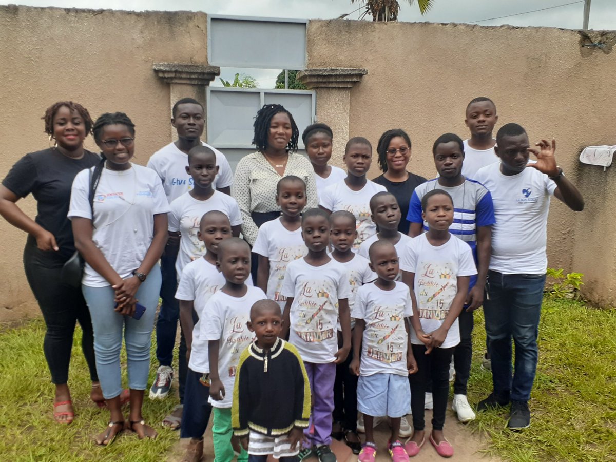 OngGiveSmiles's tweet image. Merci à l’Orphelinat le Bon Berger pour l’accueil chaleureux. 

Merci à nos valeureux bénévoles. 

A très bientôt pour l’expansion du club de lecture 😊. 

#GiveSmiles #HappyMums #BeHappyAndSmiles #clubdelecture #Livre #lecture #Education #vacancessaines #Cotedivoire #Bouaké