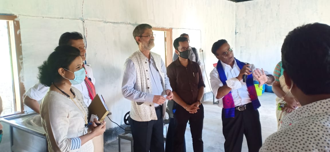 MD, #TRIFED, PS to Hon'ble MTA along with other Senior Officials during their visit to the #VDVK Cluster at Tetelia, Sonapur, Distric, Kamrup (M) interacting with 300 tribal beneficiaries of this Cluster.

#Vocal4Local #BuyTribal
