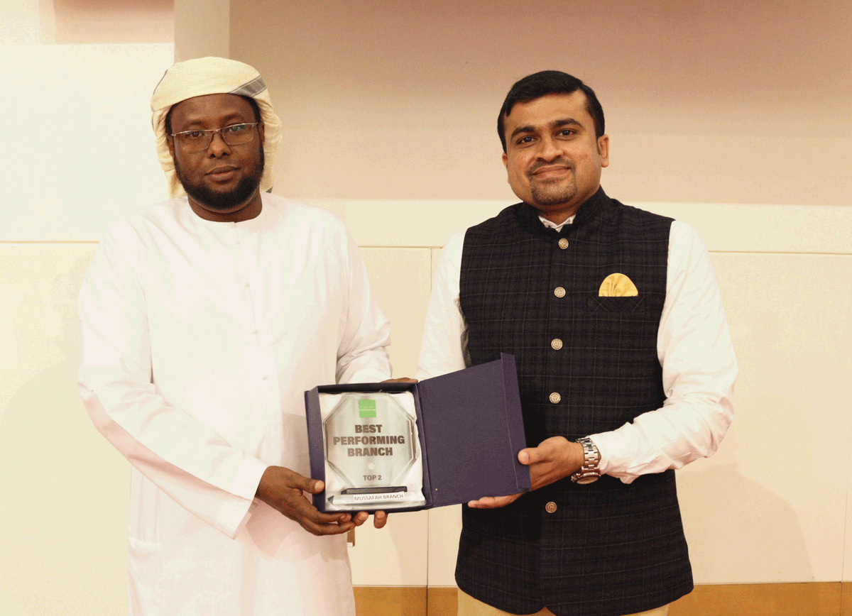 AlDahabEx's tweet image. Here&apos;s to our Abu Dhabi Team, keep smiling and giving the best service to our customers! 💚

Presented the award to Mussafah Branch as one of the Best Performing Branches of Al Dahab Exchange. 🥳

#AlDahabExchange #BestBranch #Top2