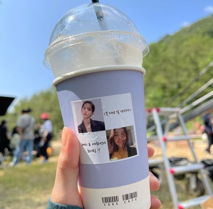 #Krystal mengirim truk kopi ke lokasi syuting drama sageuk KBS 
#WhenFlowersBloomIThinkOfTheMoon untuk mendukung #Hyeri dan #SeoYeHwa 😍

Cihuyy asik 😊